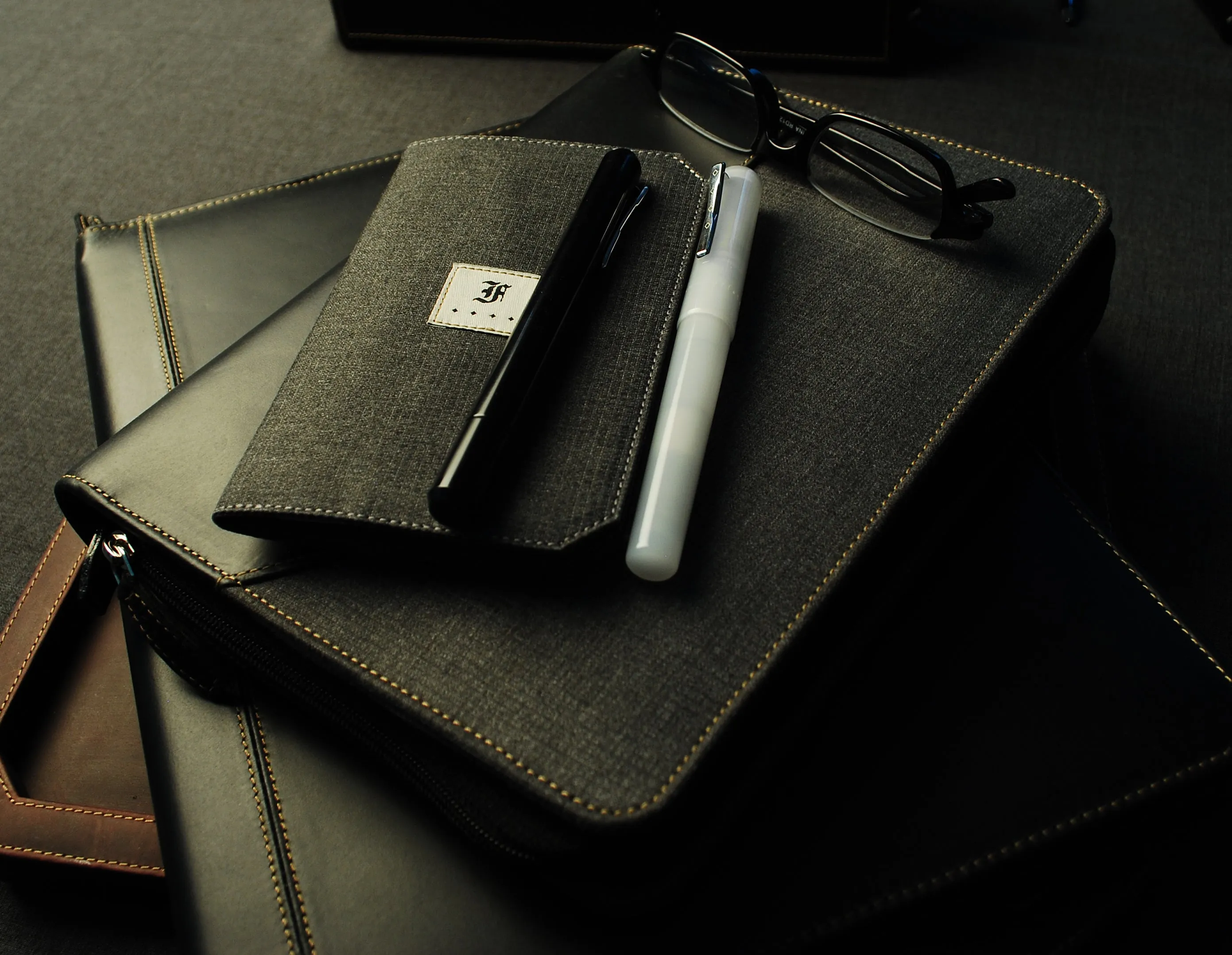 Model 03 Iterum Fountain Pen - Ghost & Smoke