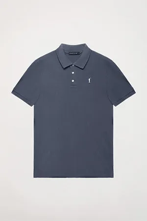 Polo azul denim piqué con tapeta de tres botones y logo bordado Rigby Go