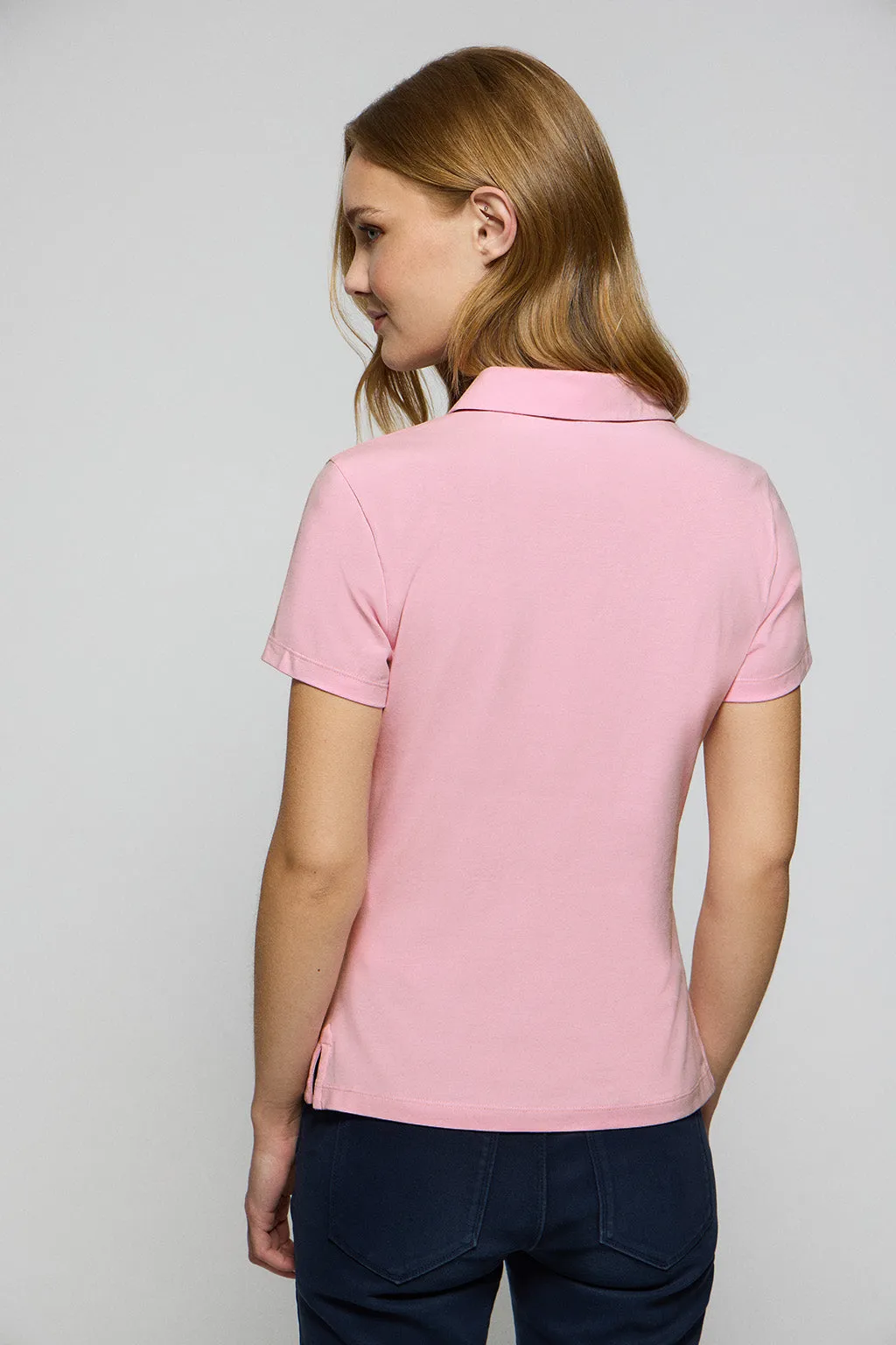 Polo Pereira rosa de cinco botones de mujer con logo engomado Rigby Go