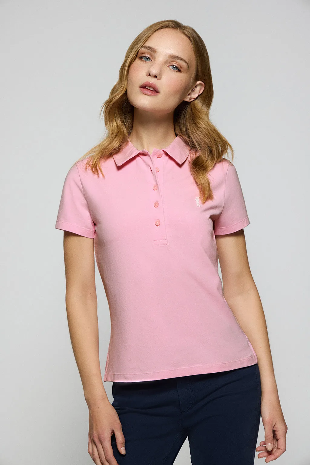 Polo Pereira rosa de cinco botones de mujer con logo engomado Rigby Go